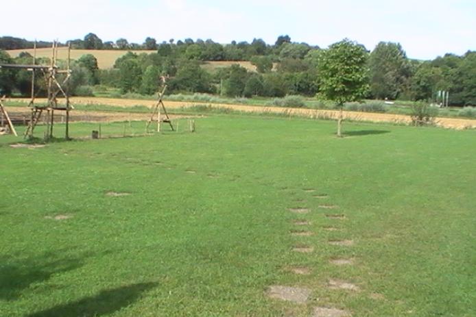 großer Zeltplatz, hinter dem Haus, bis zu 200Personen