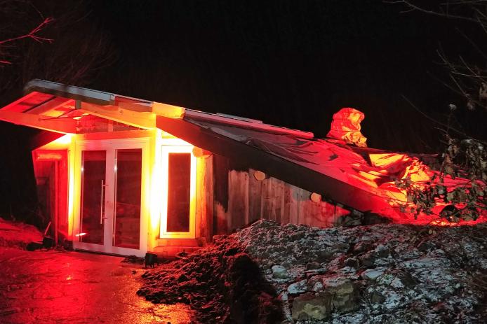 Erdhaus abends Haupteingang