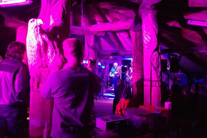 Erdhaus innen beleuchtet 1