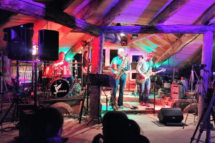 Erdhaus innen beleuchtet 2