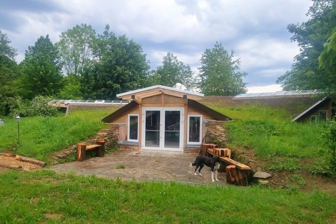 Erdhaus Haupteingang