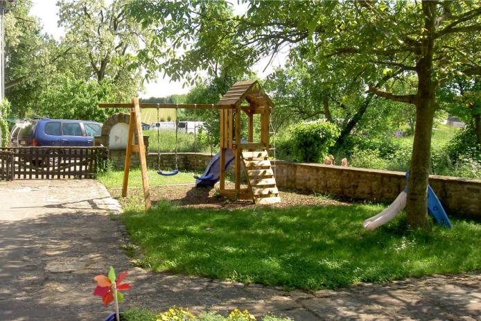 Wiese und Spielplatz vor dem Haupthaus