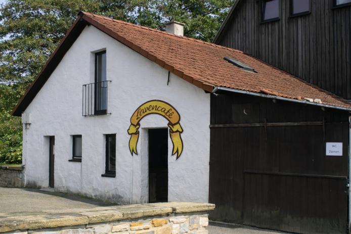 Löwencafe, 2 Zimmer 1 OG mit Vorraum, EG - Küche, großer Holztisch, urig