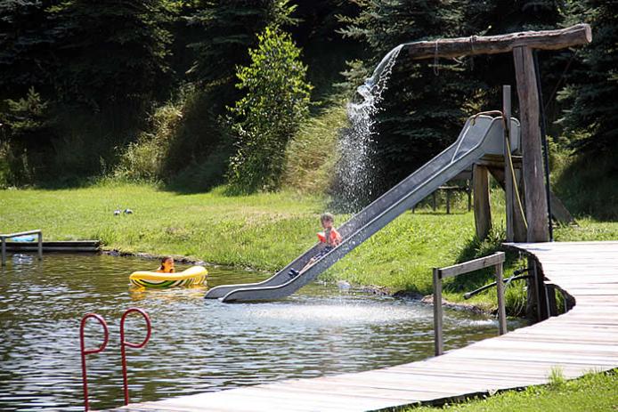 Naturbadesee mit Rutsche