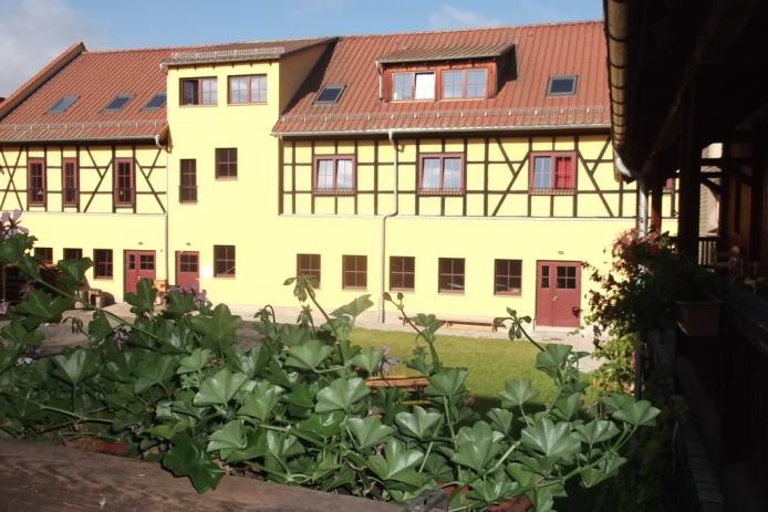 Blick vom Laubengang Landhaus auf den Westflügel