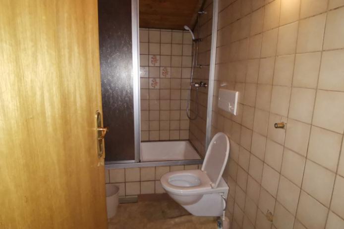 Badezimmer mit Dusche/WC