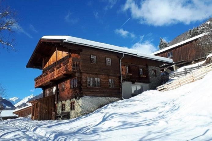 Außenansicht Bauernhaus im Winter