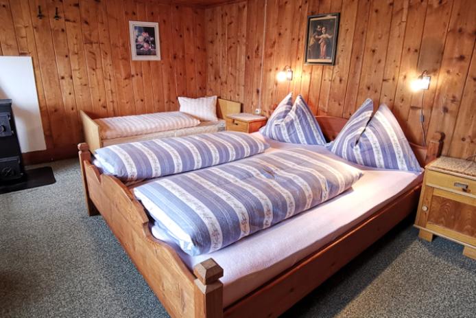 Raum mit Doppelbett und Zustellbett