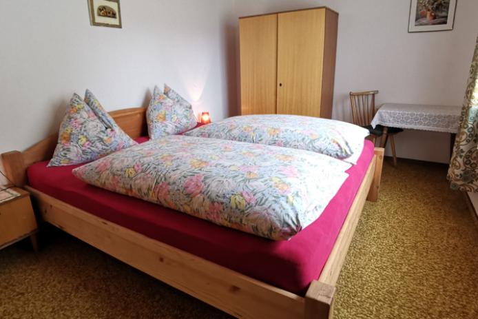 Raum mit Doppelbett IV