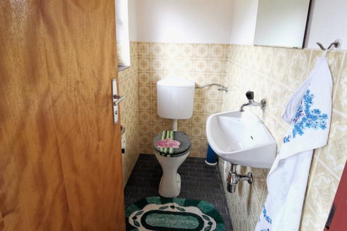 separates WC