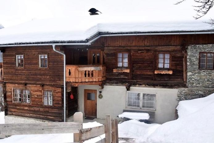 Außenansicht Bauernhaus im Winter