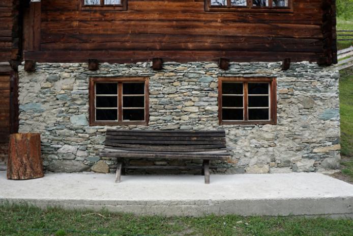 Terrasse mit Sitzgelegenheit