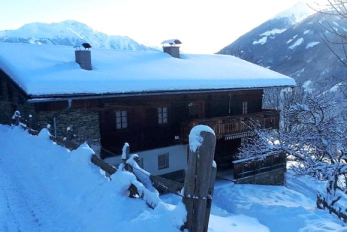 Außenansicht Bauernhaus im Winter