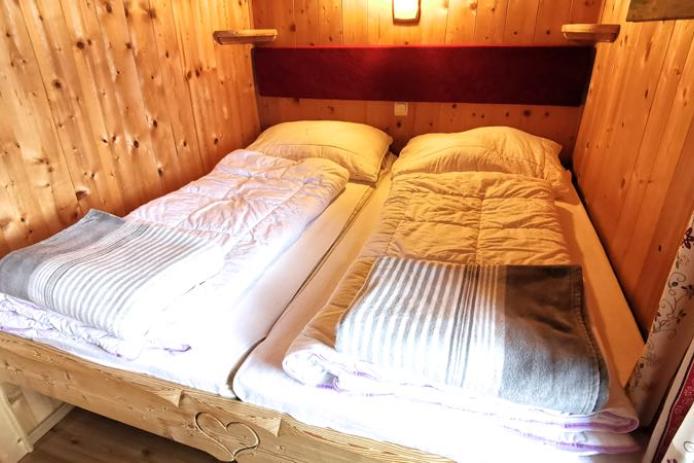 Raum mit Doppelbett II