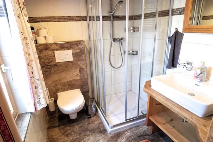 Badezimmer mit Dusche/WC
