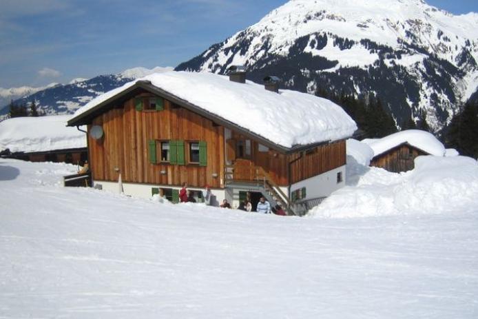 Außenansicht Hütte im Winter