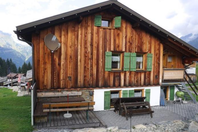 Außenansicht Hütte mit Terrasse