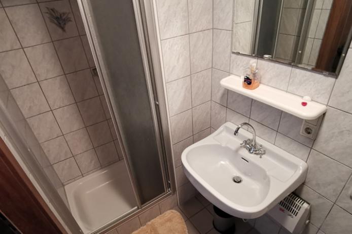 Badezimmer mit Dusche/WC