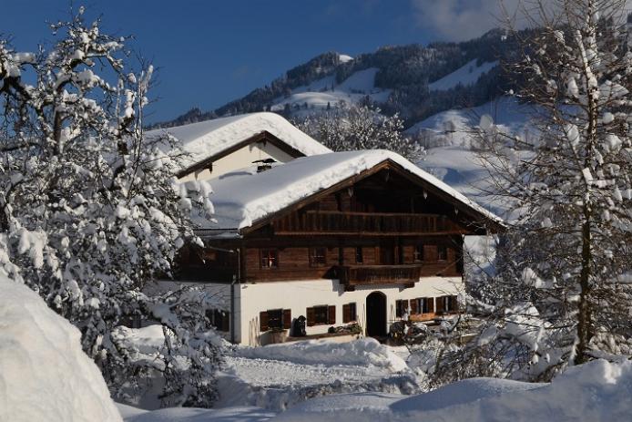 Außenansicht Hütte im Winter