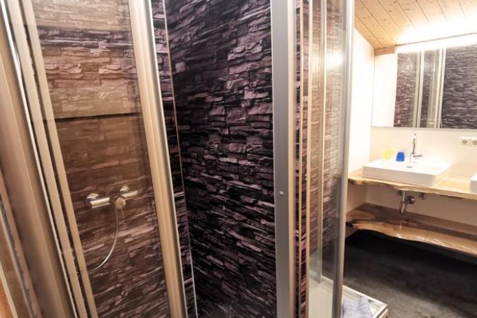 Badezimmer mit Dusche