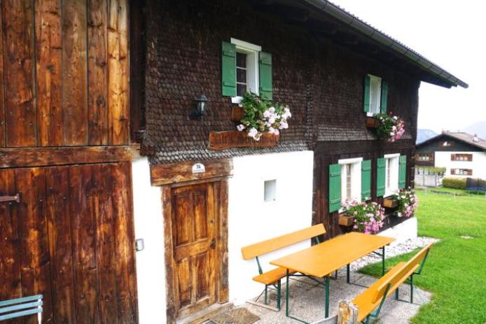 Außenansicht Hütte mit Sonnenterrasse