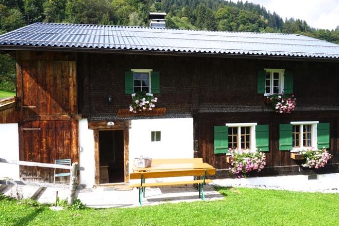 Außenansicht Hütte mit Sonnenterrasse