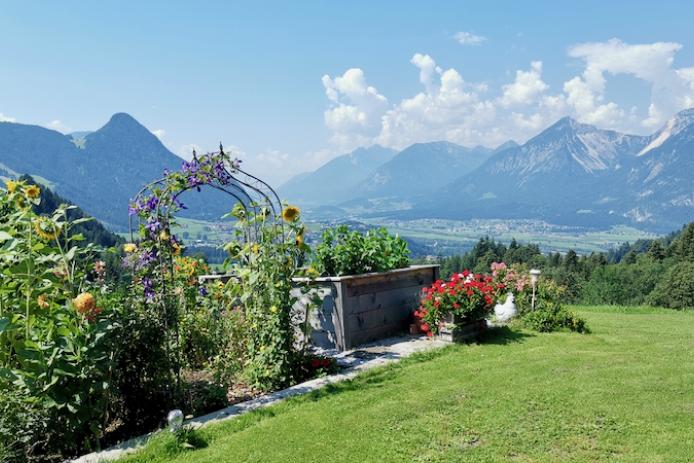 Garten mit Bergblick