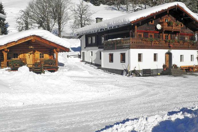 Außenansicht Hütte im Winter