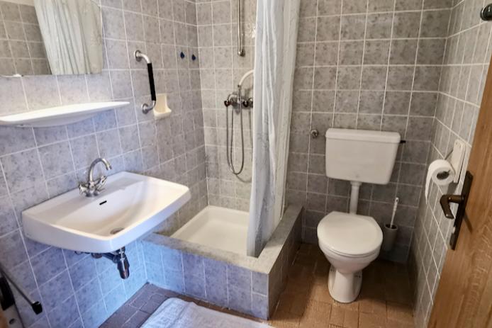 Badezimmer mit Dusche/WC