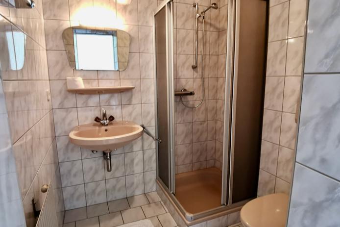 Badezimmer mit Dusche/WC