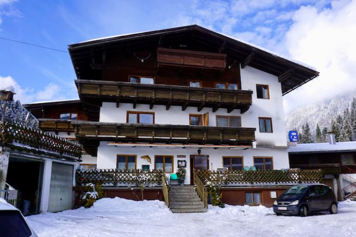 Außenansicht Hütte im Winter