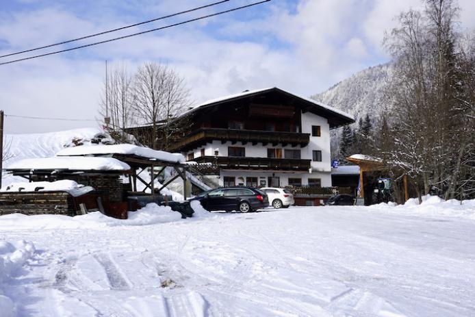 Außenansicht Hütte im Winter