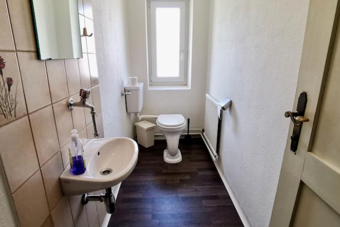 separates WC