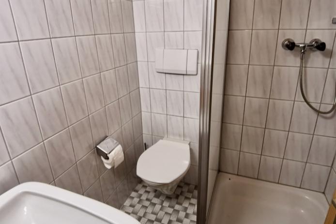 Badezimmer mit Dusche/WC