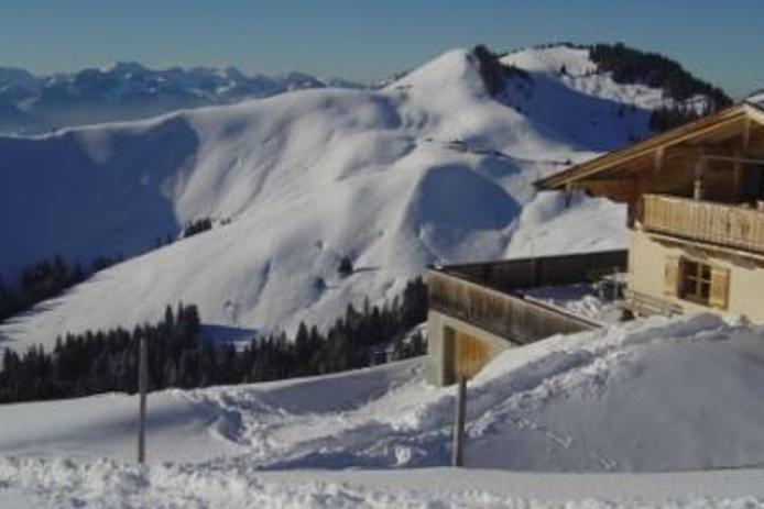 Außenansicht Alm im Winter