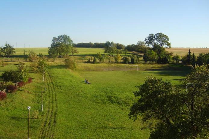 Blick vom Grauen Haus über das Außengelände