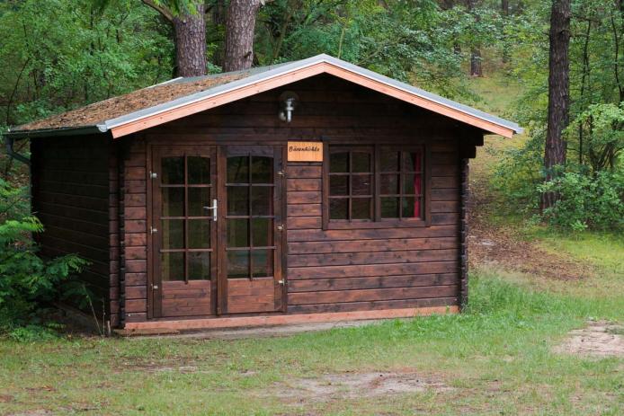 4 Holzhäuschen (je 4 Betten)