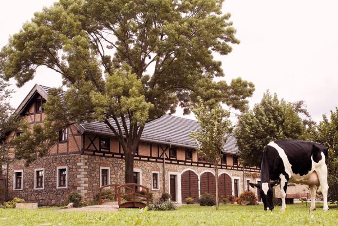 benachbartes Vereinshaus mit Veranstaltungsräumen und großem Saal