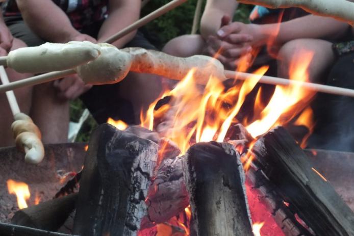 Lagerfeuer an der Feuerschale auf dem JuBi Gelände