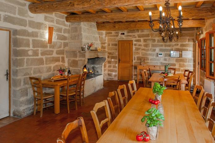 Aufenthaltsraum mit Kamin im Erdgeschoss