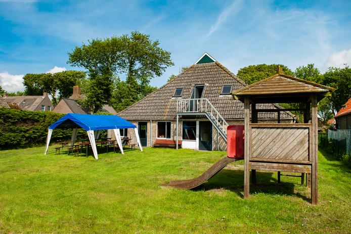 Großer Garten mit Spielgeräten