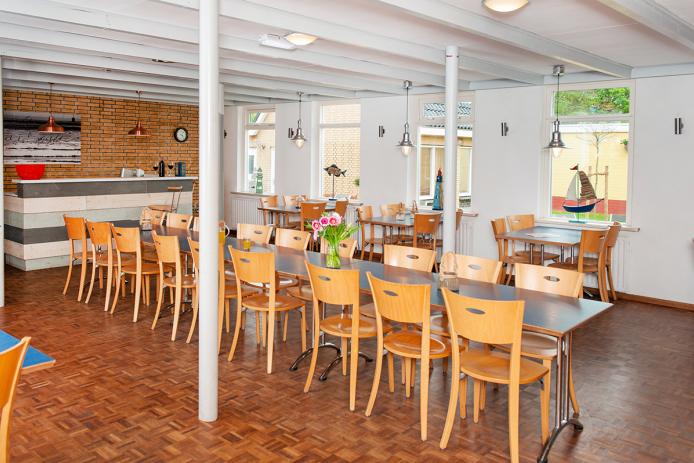 Großer Aufenthaltsraum mit Theke