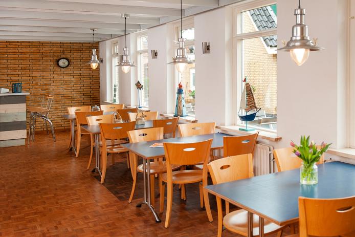 Großer Aufenthaltsraum mit Theke