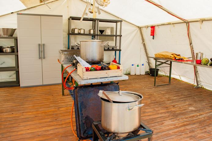 Vollausgestattetes Küchenzelt für jede Gruppe