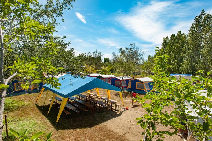 Pavillon als Ess- und Aufenthaltsbereich