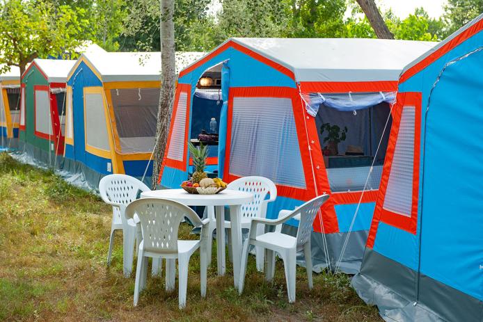 Moderne Steilwandzelte im Zeltcamp