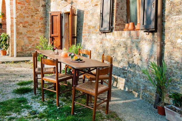 Garten mit schönen Sitzmöglichkeiten