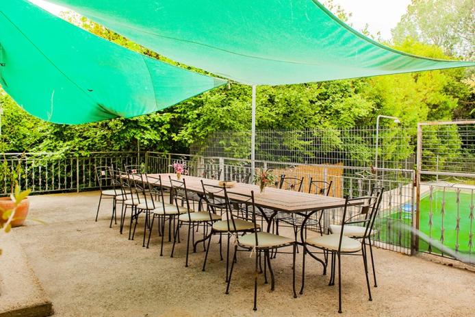 Große Terrasse am Pool