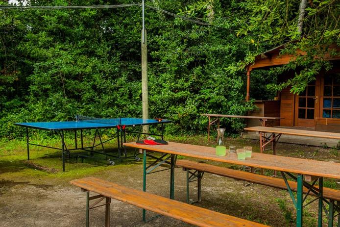Tischtennissplatte und Gartenlaube