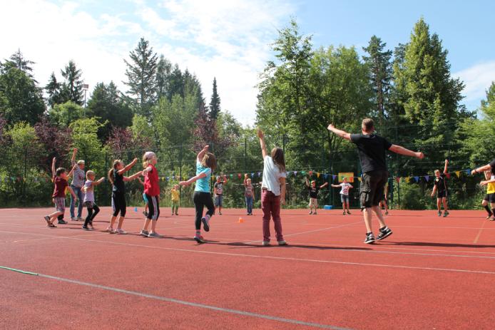 Mehrzwecksportfeld für Volleyball, Handball, Badminton und Basketball